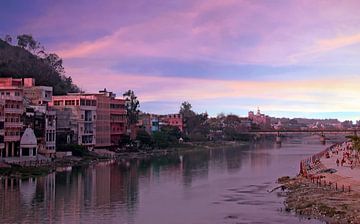 De stad Haridwar aan de rivier de Ganges in India bij zonsondergang sur Eye on You