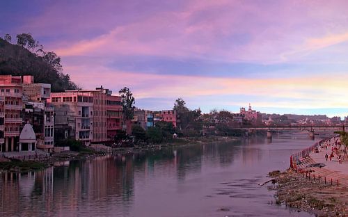 De stad Haridwar aan de rivier de Ganges in India bij zonsondergang