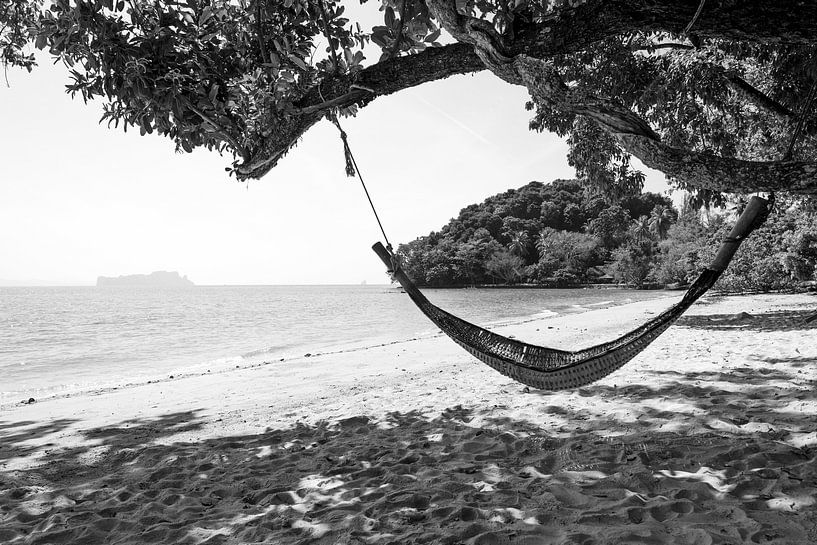 Hängematte am Strand von Koh Yao Noi - Thailand. von Mariëlle Debrichy
