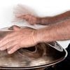 Muzikant bespeelt handpan van Kok and Kok