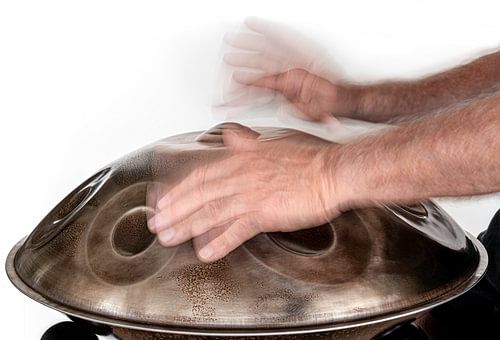 Muzikant bespeelt handpan
