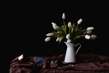 Nature morte aux tulipes et aux figues sur Moniek Kuipers