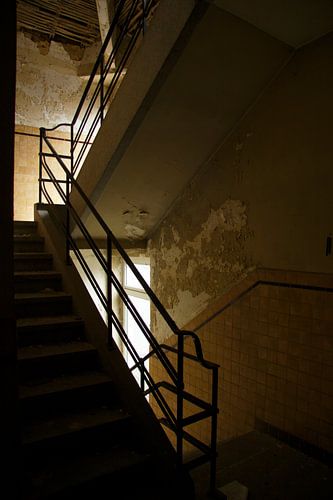 Een trappenhuis van een verlaten gebouw