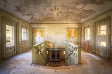 Verlassenes Treppenhaus von Roman Robroek – Fotos verlassener Gebäude