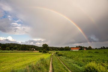Regenboog boven een veld in Beieren van ManfredFotos