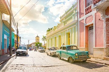 De zon die doorbreekt in de Cubaanse stad Trinidad van Michiel Ton
