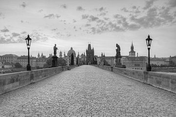 Karelsbrug Praag zwart-wit van Michael Valjak