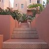 Abstract hotel met roze en terracotta | reisfotografie print van Kimberley Jekel