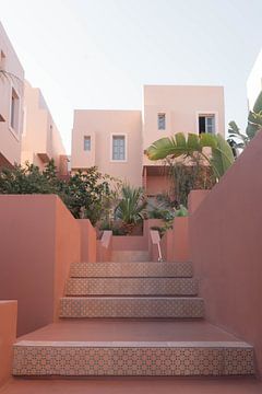 Abstract hotel met roze en terracotta | reisfotografie print