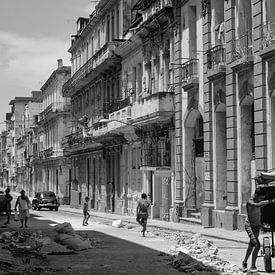 Games in dilapidated Havana by Zoe Vondenhoff