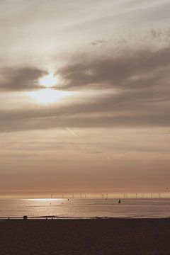 Sonnenuntergang am Strand von Scheveningen mit Windmühlen von Anne Zwagers