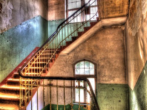Cage d'escalier dans un ancien bâtiment abandonné