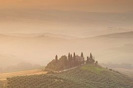 Tuscan landscape in the fog by Dirk-Jan Steehouwer