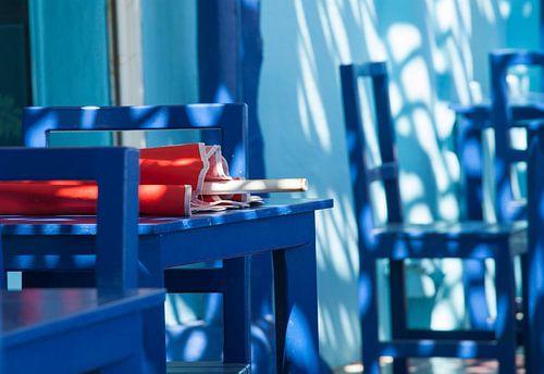 Stilleven in blauw en  een beetje rood 