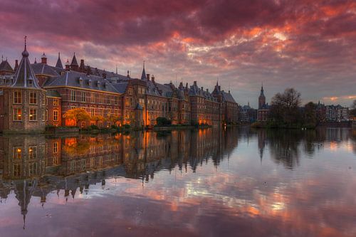 Der Torentje und der Binnenhof spiegeln sich in Hofvijver Den Haag