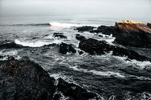 La côte sauvage du Portugal avec les vagues