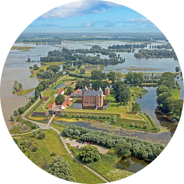 Luchtfoto van Slot Loevestein in een overstroomd landschap in Nederland van Eye on You