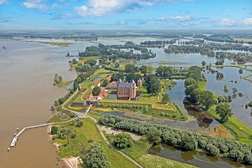 Luchtfoto van Slot Loevestein in een overstroomd landschap in Nederland van Eye on You