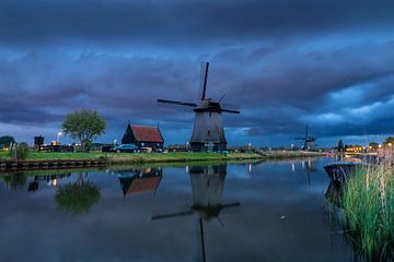 Molenkade Alkmaar mit dunklem Himmel von Sven van der Kooi (kooifotografie)