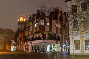 Hundertwasser's Groene Citadel van Maagdenburg bij nacht van t.ART