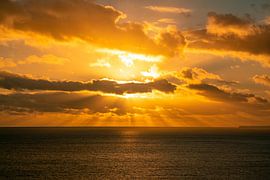 Zonsondergang over de zee in de Algarve, Portugal van Leo Schindzielorz