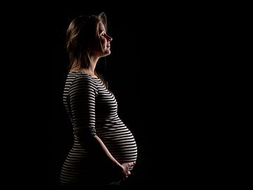silhouet van zwangere vrouw von Toon de Vos