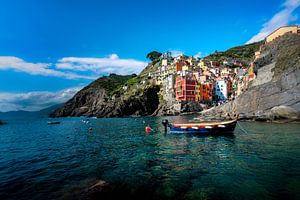 Boot in de haven van  Riomaggiore - Cinque Terre - Italië van Rene Siebring