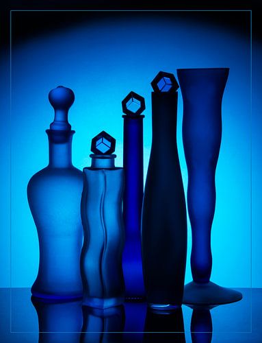 fünf blaue Flaschen bzw. Vasen vor blauem Hintergrund.