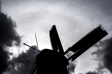 Silhouette of the Wicks against the cloudy sky by Zaankanteropavontuur