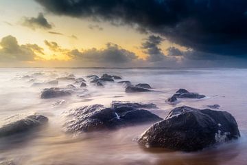 Rocks in the sea von Richard Guijt Photography