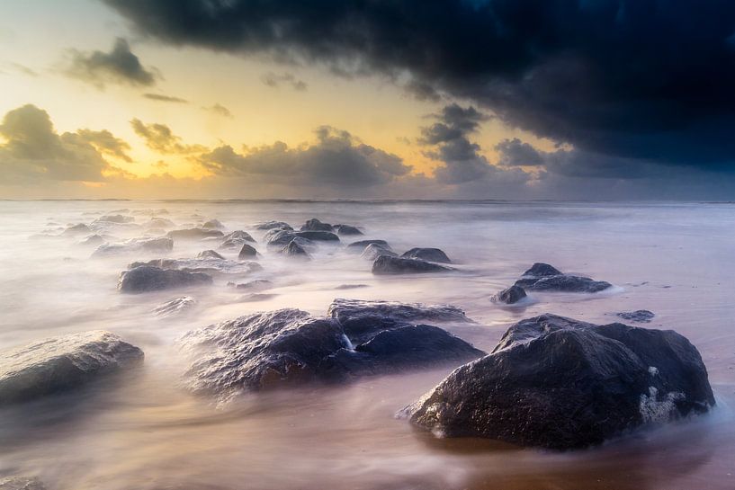 Rocks in the sea van Richard Guijt Photography