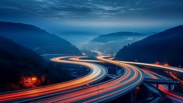 Traces de voitures en accéléré sur une route urbaine de nuit avec un paysage en arrière-plan sur Animaflora PicsStock