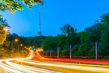 Belebte Autobahn durch Stuttgart bei Nacht mit Frauenkopfturm von adventure-photos
