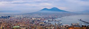 Napels, zicht op Vesuvius en haven von Teun Ruijters