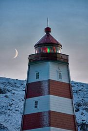 Alnes-Leuchtturm mit Halbmond, Godøy, Sunnmøre, Møre og Romsdal, Norwegen von qtx