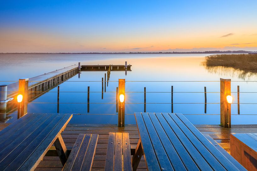 Ein wunderschöner farbenfroher Sonnenaufgang über dem Zuidlaardermeer in Drenthe von Bas Meelker