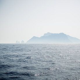 Een zeilboot vaart voor een eiland aan de Amalfikust in Italië van Esther esbes - kleurrijke reisfotografie