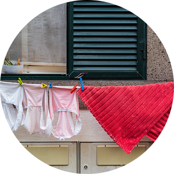 Washing line in Funchal on the island Madeira, Portugal van Rico Ködder