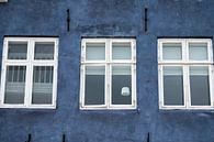Maison bleue avec des fenêtres blanches, architecture danoise par Karijn | Fine art Natuur en Reis Fotografie Aperçu