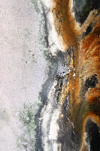 Abstrakte Kunst, die aus Wasser und Metall fließt.