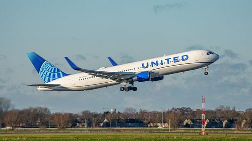 Start der United Airlines Boeing 767-300. von Jaap van den Berg