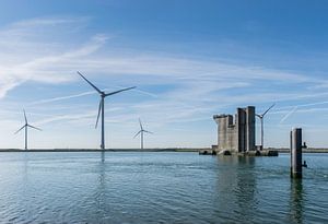 Windturbine und Betonsäule