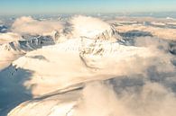 Luchtfoto vanuit een vliegtuig hoog boven de besneeuwde bergen in Noord-Noorwegen van Sjoerd van der Wal Fotografie thumbnail
