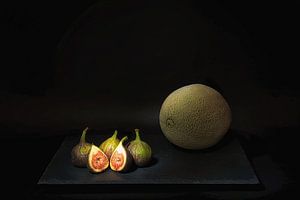 Stilleben mit Melone und Feigen und Caravaggio Licht . von Saskia Dingemans Awarded Photographer