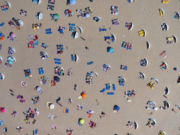Zonaanbidders op het strand van Zandvoort op een warme zomerse dag