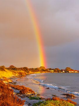 Oostzeekust met regenboog op het eiland Mön in Denemarken