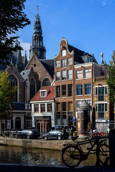 Zicht op de Oude Kerk in Amsterdam. van Don Fonzarelli