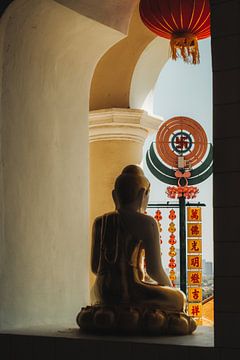 Meditatie met uitzicht: het gouden Boeddhabeeld in de tempel van NZME Photography