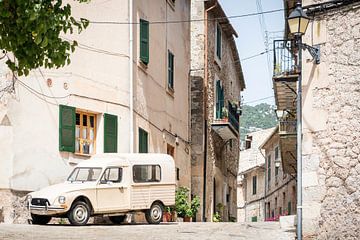 Un oldtimer dans les rues de Valldemossa sur Evelien Oerlemans