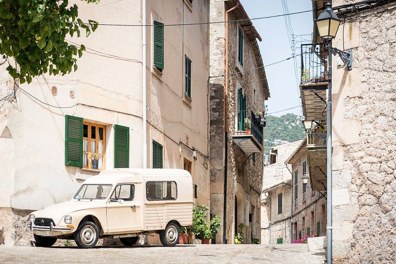 Un oldtimer dans les rues de Valldemossa par Evelien Oerlemans